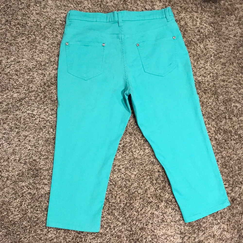 Venus sea-foam capris